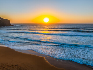 Obraz premium Sunrise at the Seaside with a hazy cloudless sky