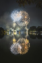 Naklejka premium Vietnamese New Year fireworks in a Lake
