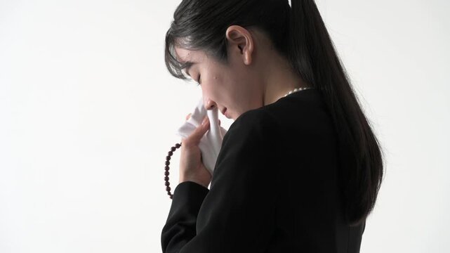 喪服を着た女性