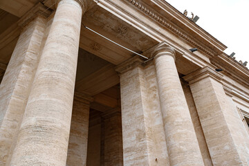 Naklejka premium Columns support large structure at historical site in city