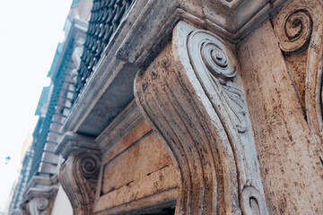 Naklejka premium Decorative architecture details found in a historic building in an urban area during daylight