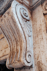 Naklejka premium Carved stone column detail shows intricate design in an old building