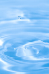 美しい水面の波紋の模様	