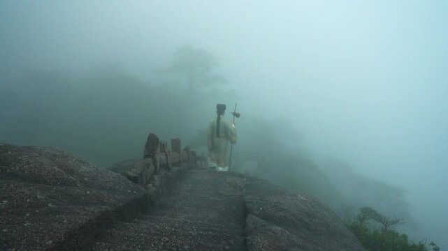 Oriental culture, the Chinese ancients walked on crutches in the misty mountains, the oriental artistic conception, and the geographer Xu Xiake of the Ming Dynasty investigated in Mount Huangshan