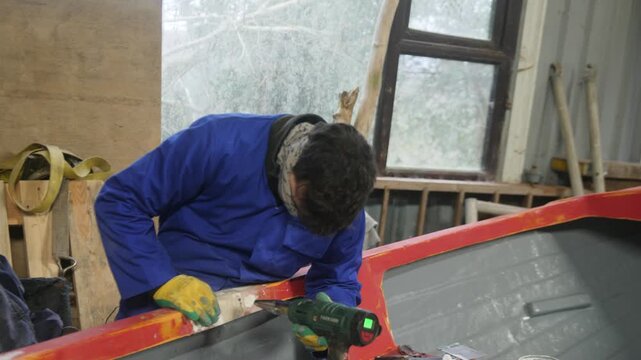 Using heat gun to set off filler on fiberglass boat repair