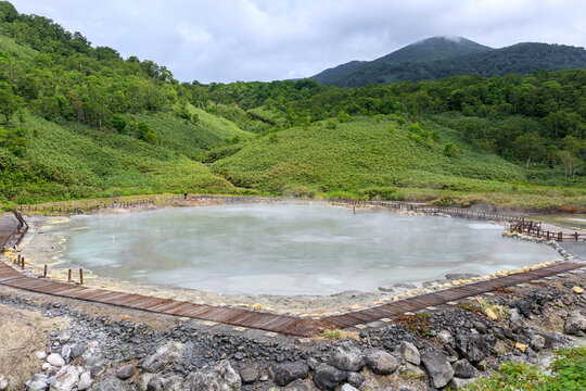 北海道蘭越町、硫気ガスや水蒸気を噴出するニセコ湯本温泉大湯沼【8月】