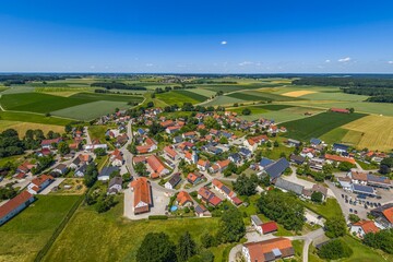 Naklejka premium Die ländliche Region rund um die Ortschaft Tegernbach im oberbayerischen Kreis Fürstenfeldbruck im Luftbild