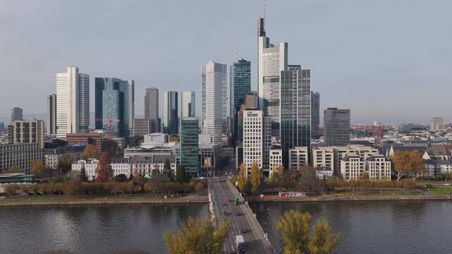 Frankfurt Skyline aus der Luft bei Tageslicht