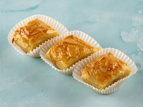 Skendriette, petite p&acirc;tisserie alg&eacute;rienne en forme de losange constitu&eacute;e d'une fine p&acirc;te renfermant une farce aux amandes, cuite au four, arros&eacute;e de miel et parfum&eacute;e &agrave; l'eau de fleur d'oranger.