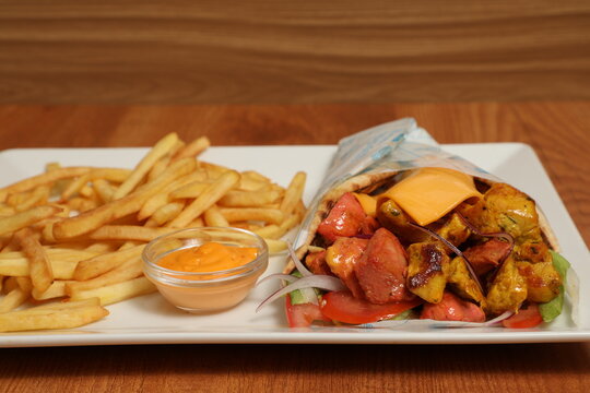 Naan indien poulet avec frites et sauce