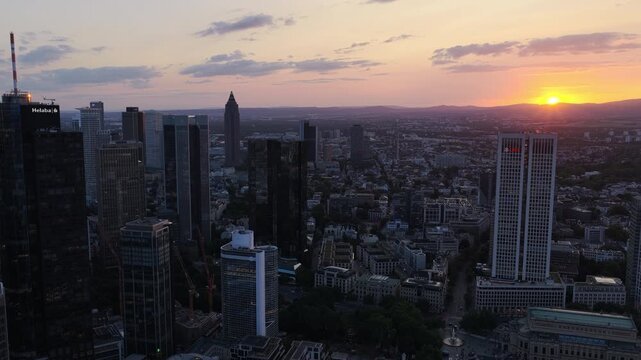Golden Hour in Frankfurt &ndash; Drone Shot zwischen den Wolkenkratzern