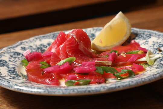 Salade de saumon avec citron et oignons