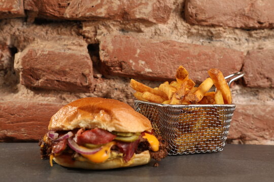 Commande de cheeseburger et frites au fast-food