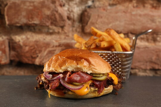 Menu de cheeseburger et frites dans un fast food
