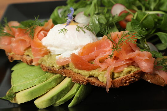 Tartine avec saumon et avocat pour le d&eacute;jeuner
