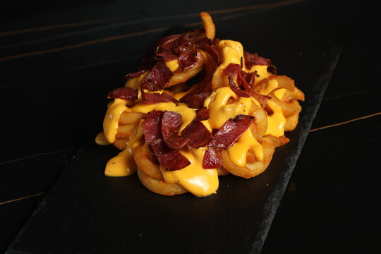 Plats de restaurant avec frites et fromage