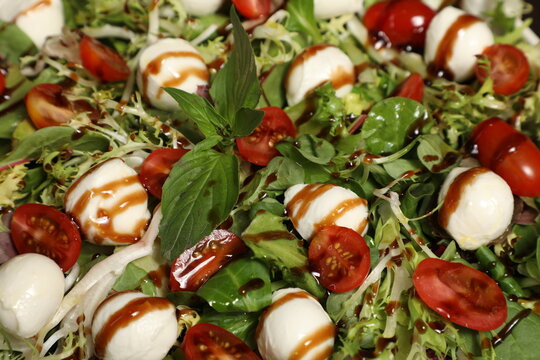 Salade avec tomates et mozzarella &agrave; la vinaigrette