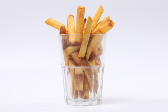 Frites servies dans un verre transparent