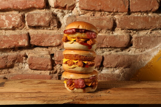 Cheeseburgers empil&eacute;s dans un restaurant