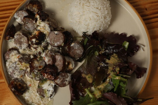 Plats de restaurant avec viande, riz et salade