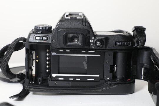 Appareil photo argentique ancien ouvert pour inspection