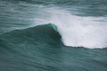 Naklejka premium surfeando en las olas de Nazare en Portugal