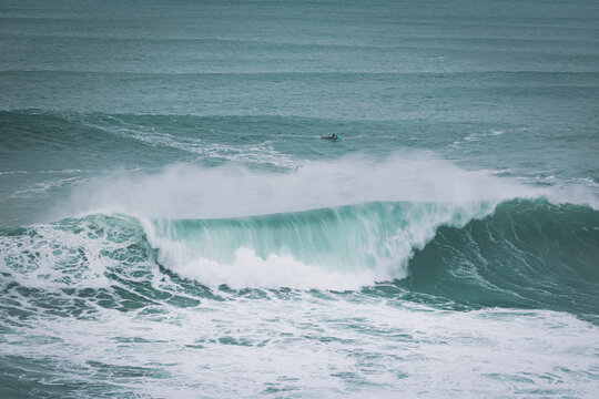 surfeando en las olas de Nazare en Portugal