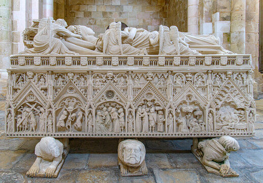 Tombeau et gisant de la Reine Morte, In&ecirc;s de Castro, dans l'abbatiale Sainte-Marie &agrave; Alcoba&ccedil;a, Portugal