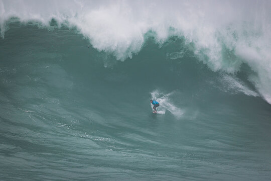 surfeando en las olas de Nazare en Portugal