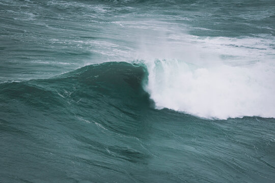 surfeando en las olas de Nazare en Portugal