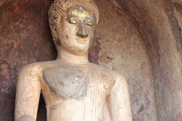 Obraz premium statue of buddha in a ruined ancient buddhist temple (wat chang lom) in si satchanalai-chalieng in thailand 