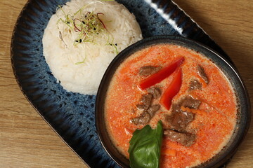 Plats asiatiques prêts à être dégustés au restaurant © robin-clouet.fr