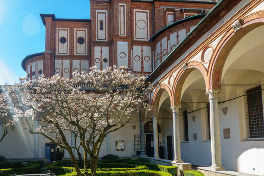 chiesa con giardino fiorito