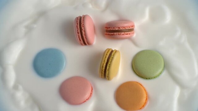 シリアルマカロンが牛乳に投入された
Cereal macarons are falling in milk.