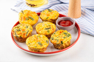 Fototapeta premium Loaded egg bites with spring vegetables, spinach, carrot, tomato, green beans, healthy vegan diet food recipe for brunch, breakfast, Simple and quick baked eggs balanced snack