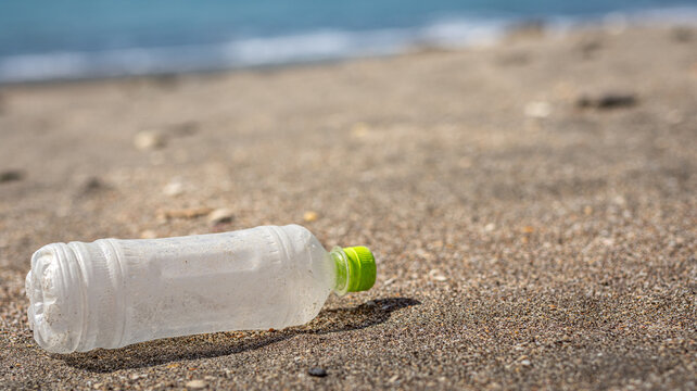 砂浜に打ち上げられたプラスチックゴミ、海洋汚染と環境問題