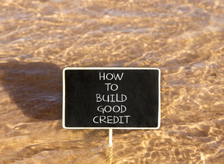 Naklejka premium How to build good credit symbol. Concept words How to build good credit on beautiful black blackboard. Beautiful sea water background. Business how to build good credit concept. Copy space.