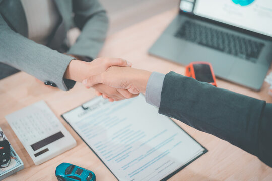Shaking hands, closing a deal, business agreement, contract document, sales contract, related to automobiles.
Car model calculator, car key, car purchase, loan, close-up shot, emphasizing emotion.