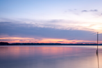 Obraz premium 涸沼湖に広がる夕暮れの彩りと静かな湖面の風景