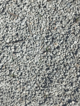 Ttextura de fondo de grava gris con peque&ntilde;as piedras y algunas ramitas secas