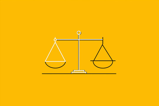Balan&ccedil;a da justi&ccedil;a em fundo amarelo representando equil&iacute;brio, direito, leis e decis&otilde;es judiciais no sistema jur&iacute;dico