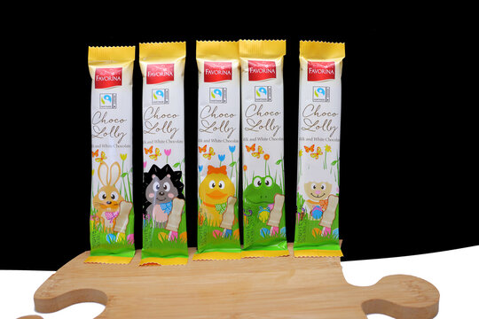 5 sucettes en chocolat blanc aux dessins de P&acirc;ques