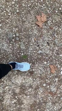 Camminare con le scarpe da ginnastica sulla strada