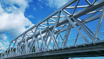 Obraz premium A modern iron railway bridge on a sunny day, seen from above
