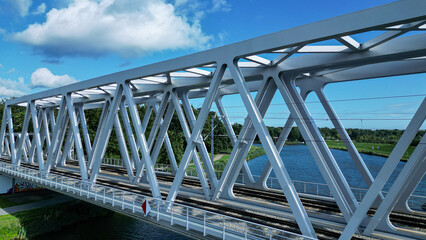 Obraz premium A modern iron railway bridge on a sunny day, seen from above