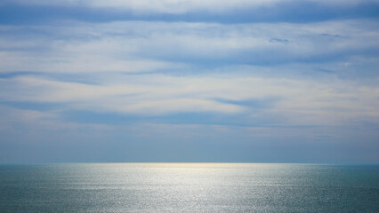 Obraz premium Sunlight shining on the turquoise surface of the sea
