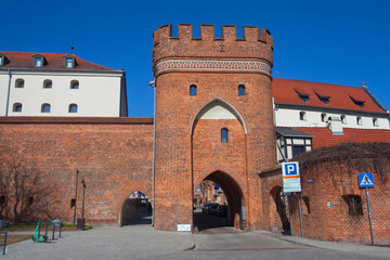Gotycka brama, jedna z trzech zachowanych bram miejskich, Toruń, Polska. Gothic gate in Torun, Poland © 123108 Aneta