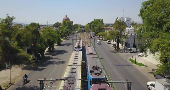Trenes del Tren Ligero de Guadalajara en movimiento urbano moderno