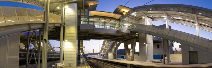 Israel, Lod train station platform © eskystudio