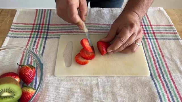 Push in suave de hombre cortando una fresa en l&aacute;minas